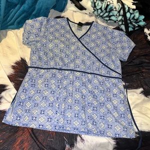 Cherokee scrub top size medium